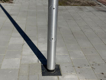 Nedal lichtmast in straatbeeld met de 30x30 tegel