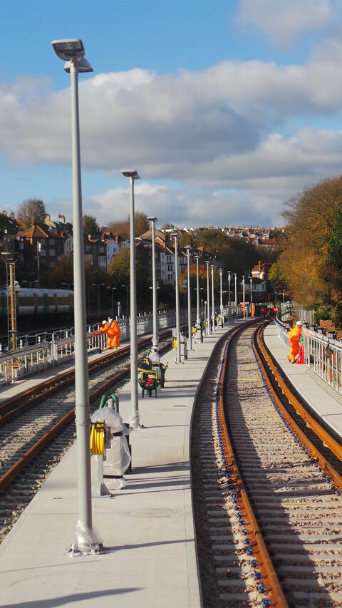 Aluminium hinge lighting column