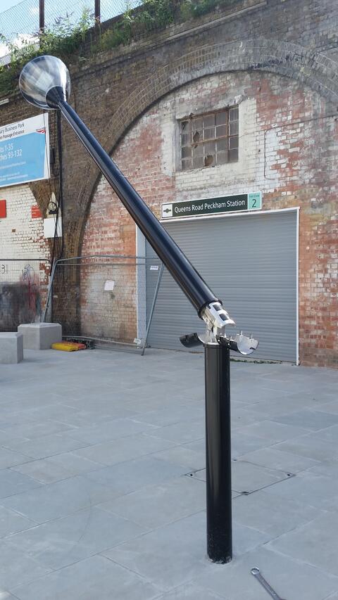 De aluminium kantelmast staat al in de Londense metro